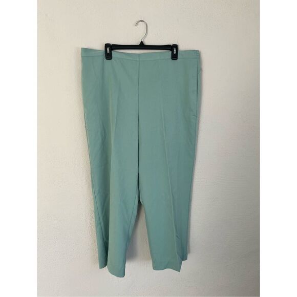 Alfred Dunner Women's Twill Mid-Rise Straight Leg Short Length Pant Size… - Picture 2 of 8